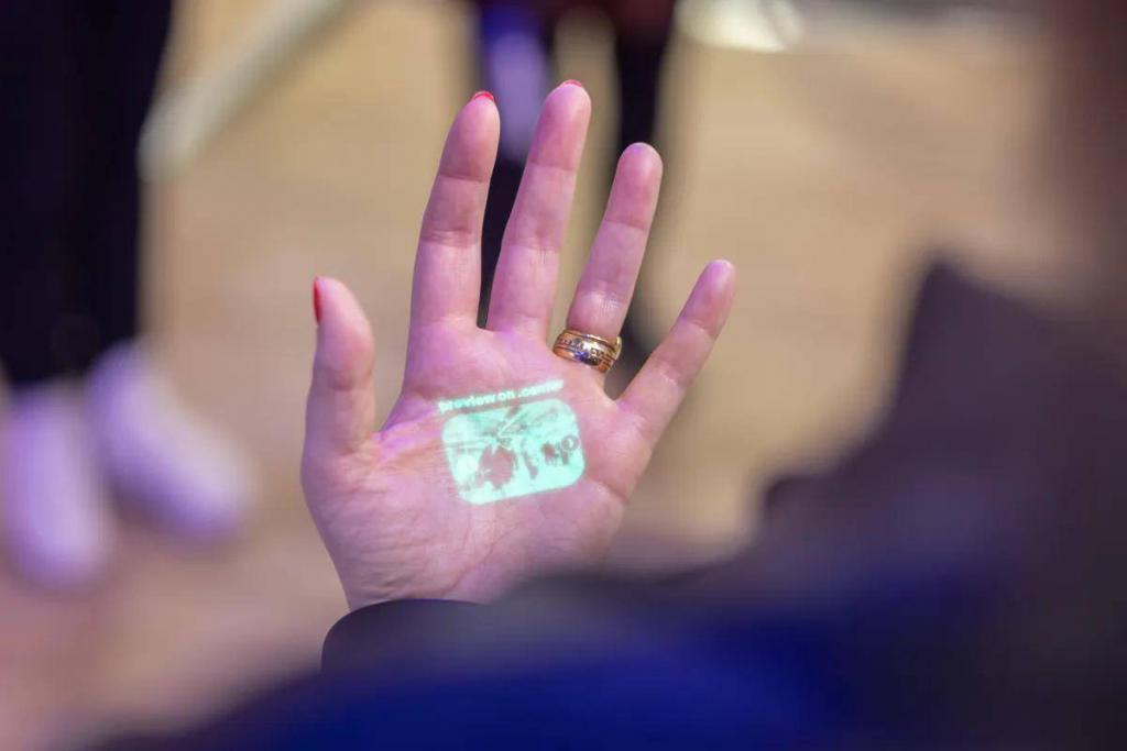 首批现场体验 AI Pin 的人：为什么我不换台手机呢？