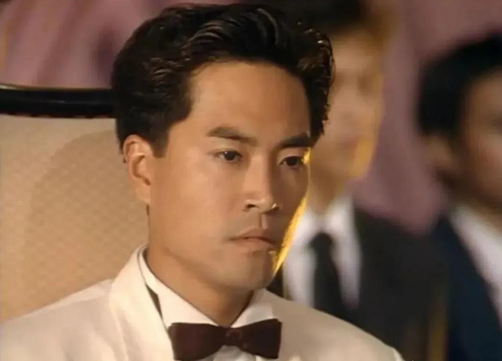 两位港星为县城楼盘站台：一人7年没戏拍，一人成酒吧驻唱