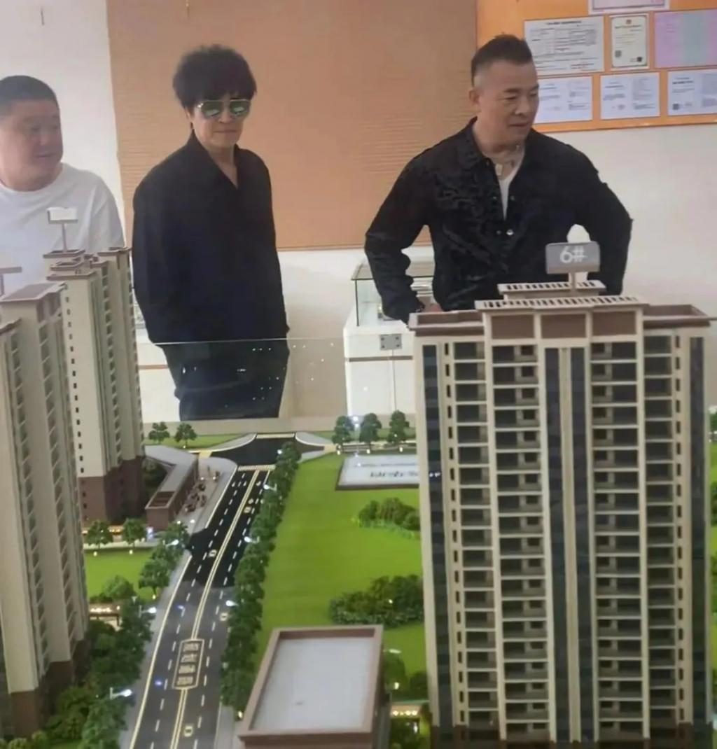 两位港星为县城楼盘站台：一人7年没戏拍，一人成酒吧驻唱