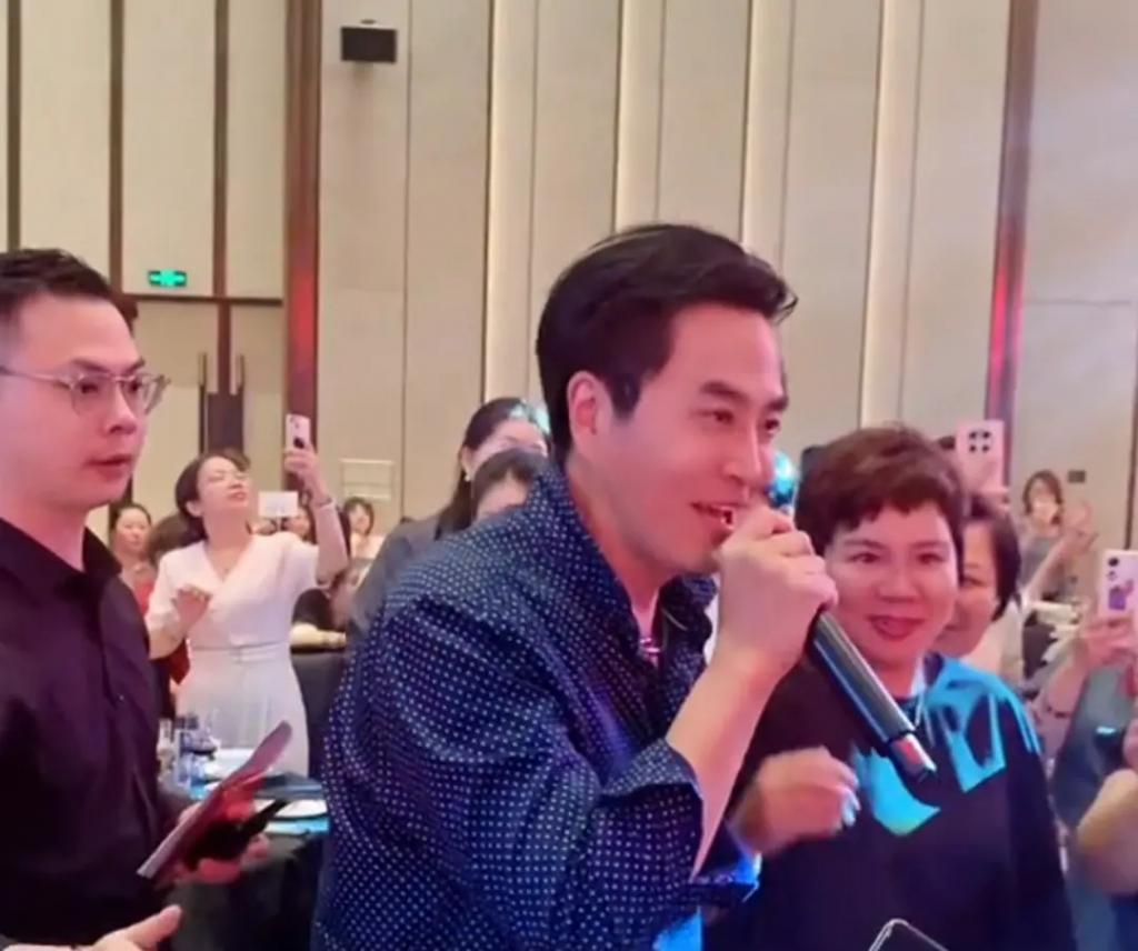 两位港星为县城楼盘站台：一人7年没戏拍，一人成酒吧驻唱