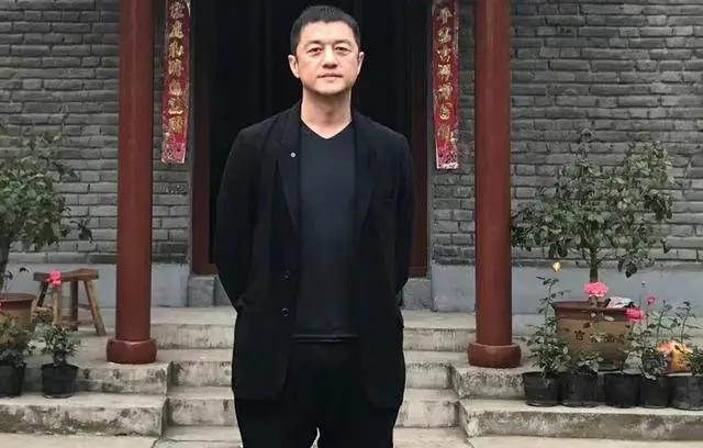 李亚鹏哭穷，网友神评：都开300万破车了，还不惨吗？