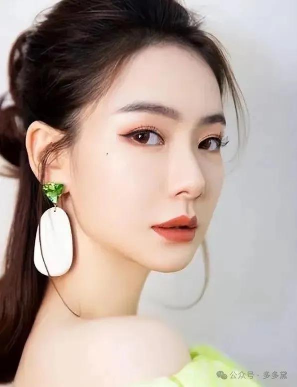 被曝双性恋的她，曾被王思聪爱慕，如今却被嘲：脸垮了！