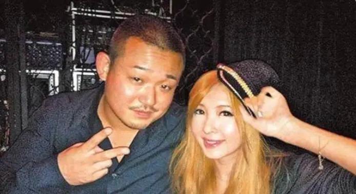 与tvbs董事长儿子私奔，嫁贱男被坑，怀孕还抽烟酗酒？