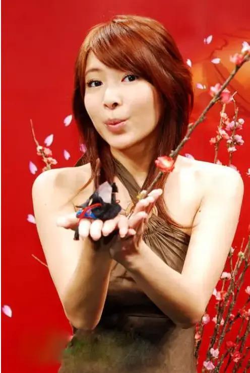 与tvbs董事长儿子私奔，嫁贱男被坑，怀孕还抽烟酗酒？