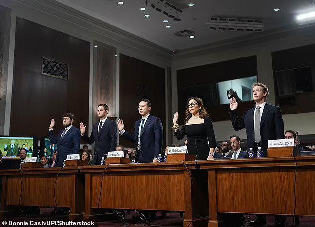 5位社媒CEO接受质询，扎克伯格意外起身向受害者父母道歉，但拒绝赔偿