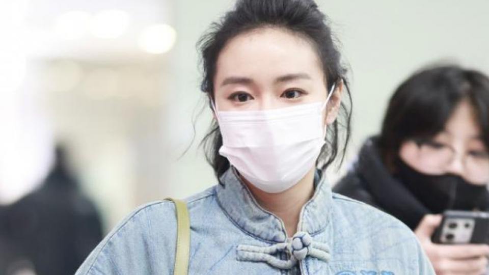 高叶新中式穿搭现身机场 盘扣外套尽显气质