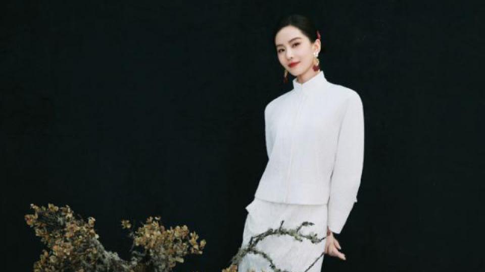 刘诗诗穿新中式套装 清新温婉韵味十足