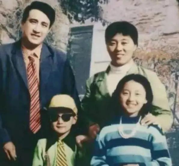 娱乐圈“最强师生恋”，让老师8年生3孩子成为五口之家