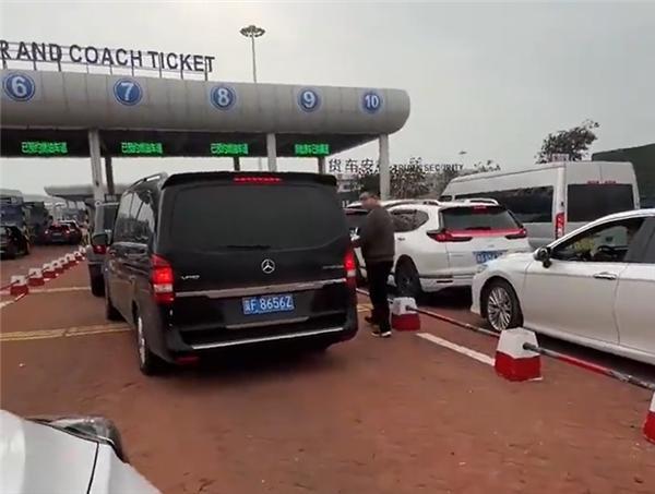 反转与否不重要！《人民日报》评奔驰车男子：打砸引擎盖就是错 路怒损人害己