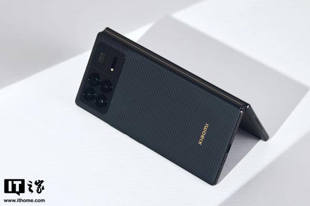 消息称小米 MIX Flip 手机实现“零感折痕”，采用极致轻薄设计