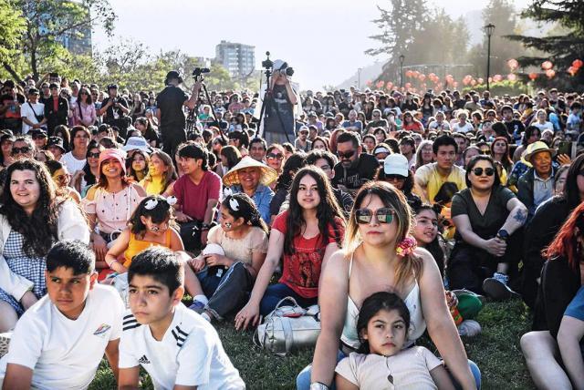 因拖欠债务，纽约女子向邻居泼汽油并点燃