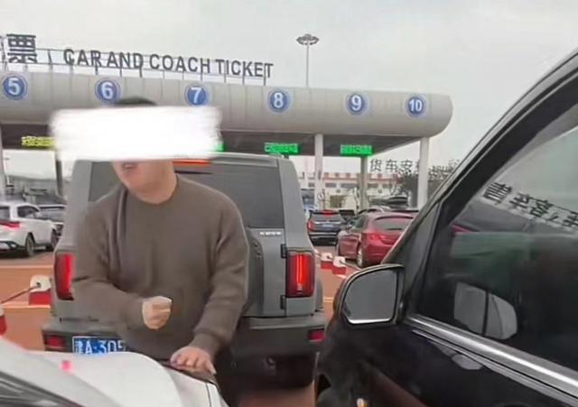 奔驰车主砸车事件反转？被砸车女子回应这不是真相