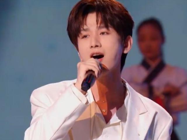 顶流粉丝开撕、大变活人、跳科目三，都太抓马了