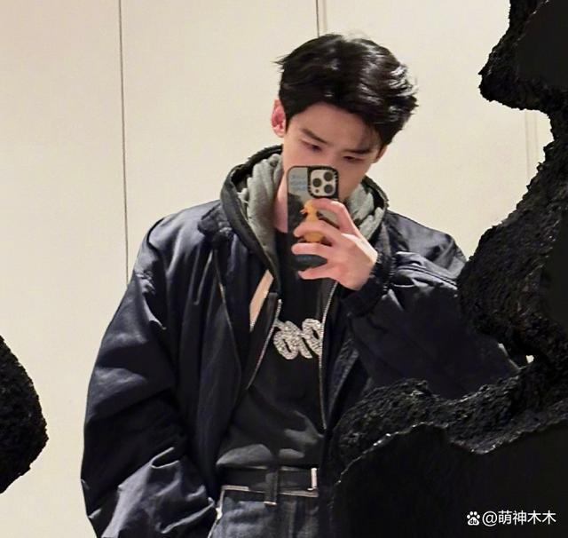 白敬亭潮牌翻车？衣服抽检不合格被通报，质量问题引发争议