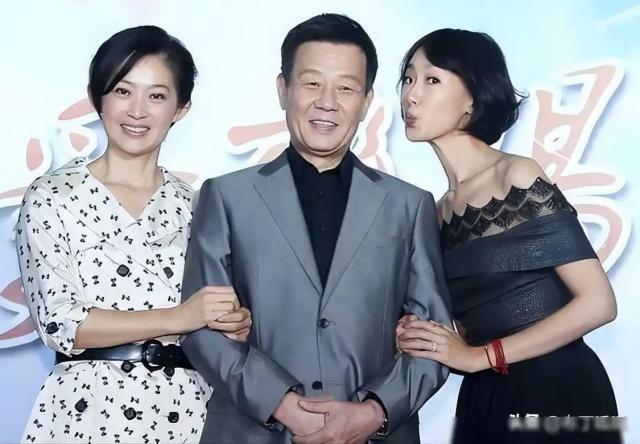 娶两个老婆住一个家，69岁依旧四处奔波的寇世勋真的快乐吗