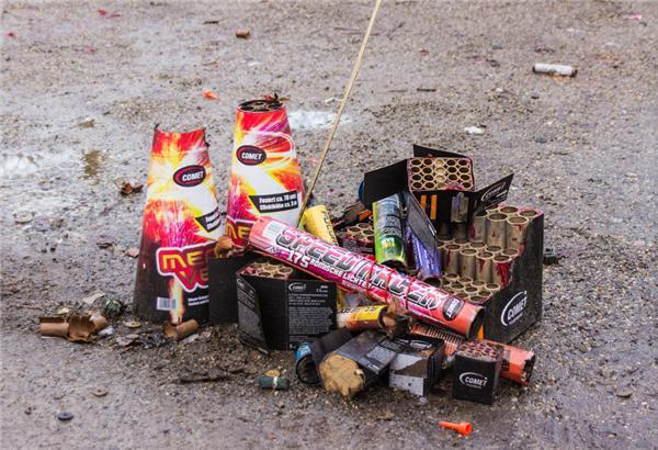 精准爆破 男子院内放二踢脚 没想到竟把自己汽车炸了