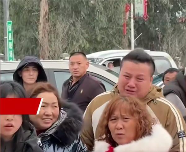 多地下雪让高速堵车服务区被“塞爆”！男子被堵50多小时委屈抹泪：我想回家