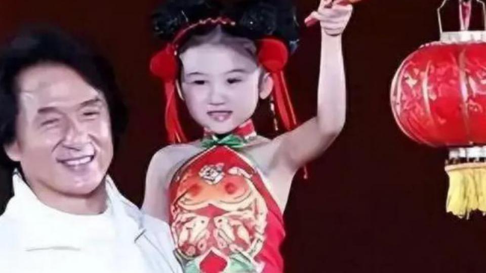 6岁时被成龙抱着上春晚，最后却因长相被骂退圈，如今怎么样