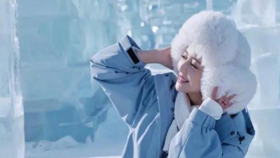 佟丽娅分享雪景美照，笑容甜美，与儿子同框超温柔