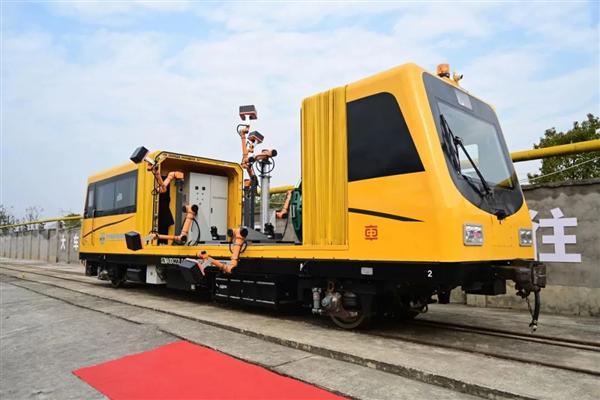 中国中车新一代铁路隧道“问诊神器”成功下线：车上长了五条“胳膊”