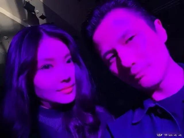 “椰树女神”徐冬冬官宣订婚，晒订婚钻戒大到亮瞎眼