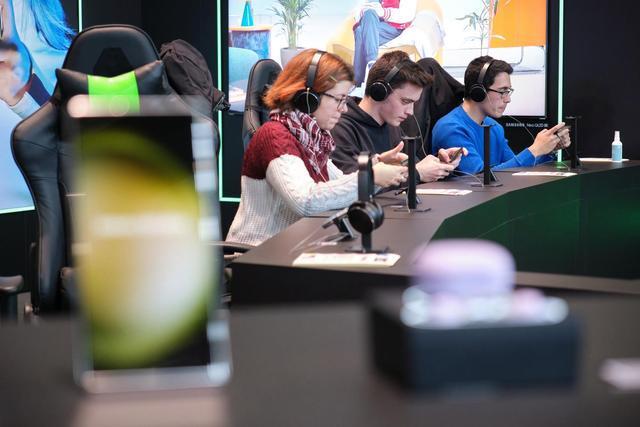 英国出台指导意见 支持学校全面禁止手机