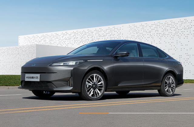 长安汽车：2024 年冲刺 280 万辆销量目标，与华为合作顺利推进中