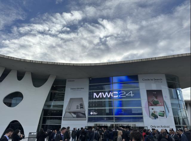 暴走3万步看透MWC ：国产品牌占C位，AI硬件浪潮澎湃