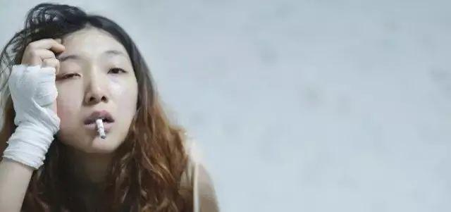 《热辣滚烫》没拍出来的一段「强暴戏」，细思极恐