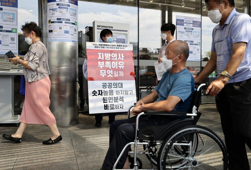 韩国医生大罢工，最惨的还是普通人