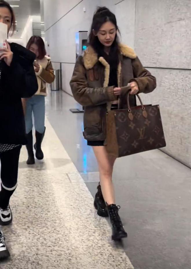 郑恺老婆苗苗现身机场，路人生图状态抗打