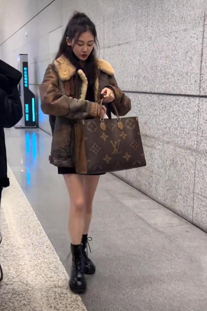 郑恺老婆苗苗现身机场，路人生图状态抗打