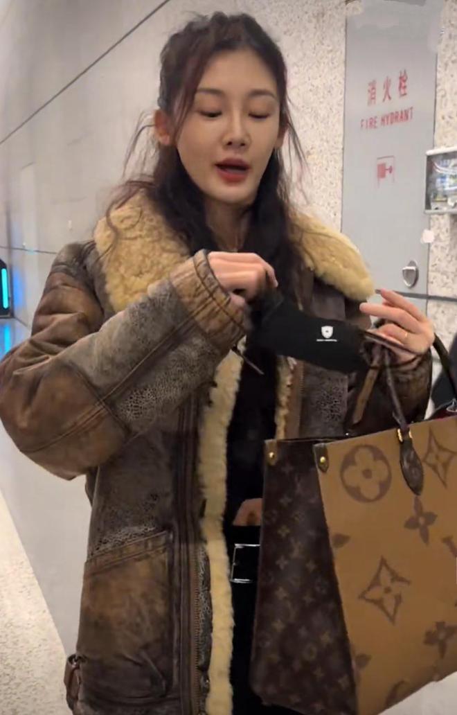 郑恺老婆苗苗现身机场，路人生图状态抗打