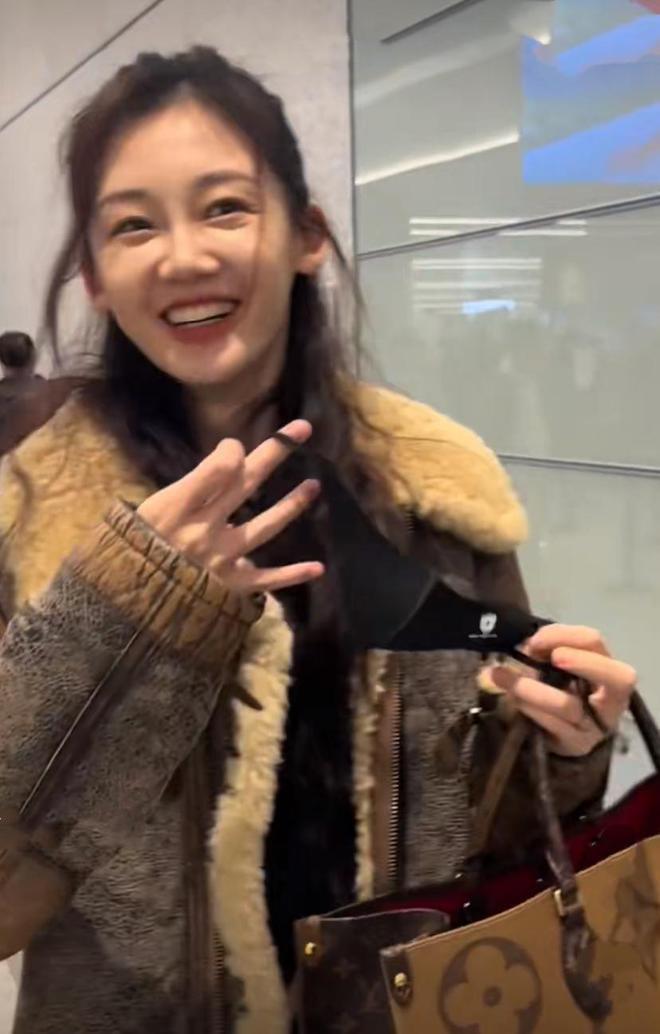 郑恺老婆苗苗现身机场，路人生图状态抗打