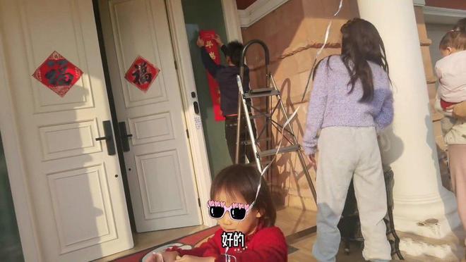 郑恺老婆苗苗现身机场，路人生图状态抗打