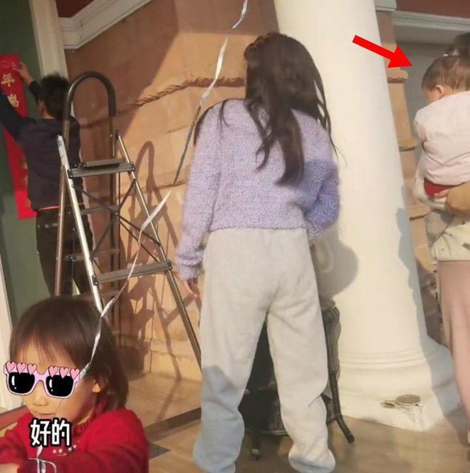 郑恺老婆苗苗现身机场，路人生图状态抗打