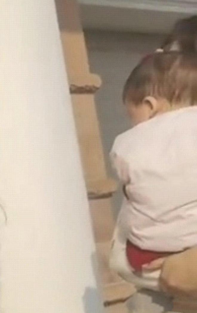 郑恺老婆苗苗现身机场，路人生图状态抗打