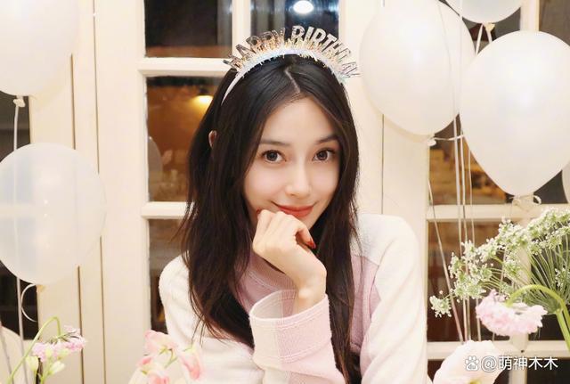 杨颖庆生发博，闺蜜杨幂祝福罕见缺席，黄晓明女友秀钻戒