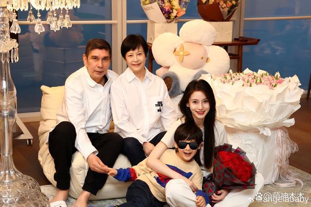 杨颖庆生发博，闺蜜杨幂祝福罕见缺席，黄晓明女友秀钻戒