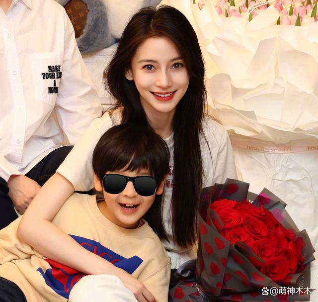 杨颖庆生发博，闺蜜杨幂祝福罕见缺席，黄晓明女友秀钻戒