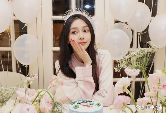 杨颖庆生发博，闺蜜杨幂祝福罕见缺席，黄晓明女友秀钻戒