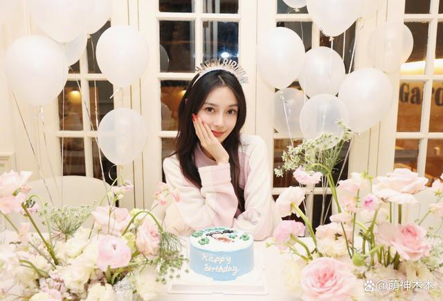 杨颖庆生发博，闺蜜杨幂祝福罕见缺席，黄晓明女友秀钻戒