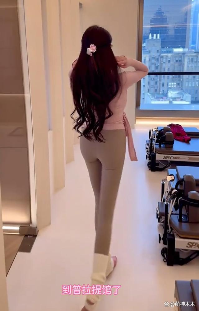 杨颖庆生发博，闺蜜杨幂祝福罕见缺席，黄晓明女友秀钻戒