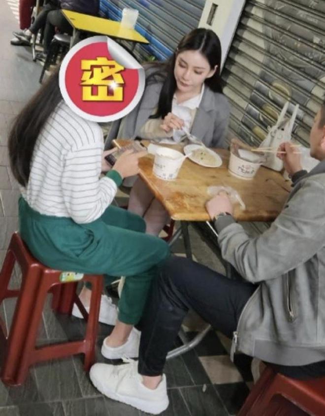 汪小菲和二婚女友吃路边摊，对女儿嘘寒问暖，却被批不称职