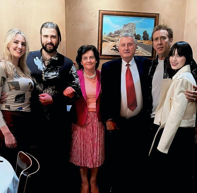 尼古拉斯·凯奇携第5任娇妻“会亲家”，长子即将4婚