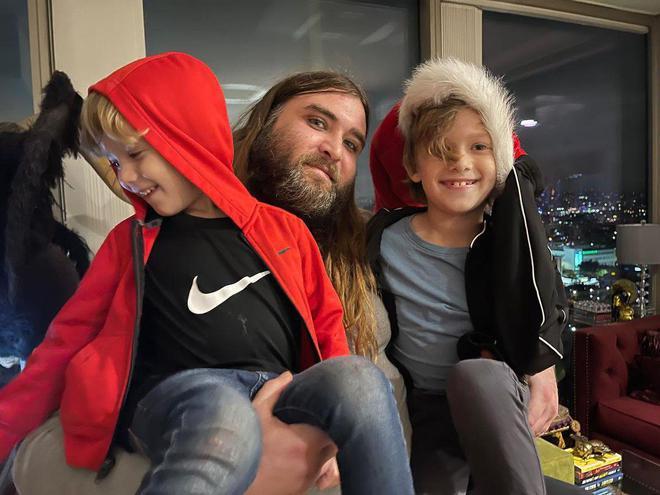 尼古拉斯·凯奇携第5任娇妻“会亲家”，长子即将4婚