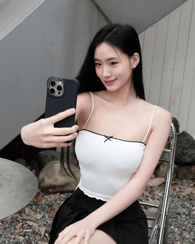 小S两个大女儿秀身材，姐妹相差2岁，遗传妈妈的美貌