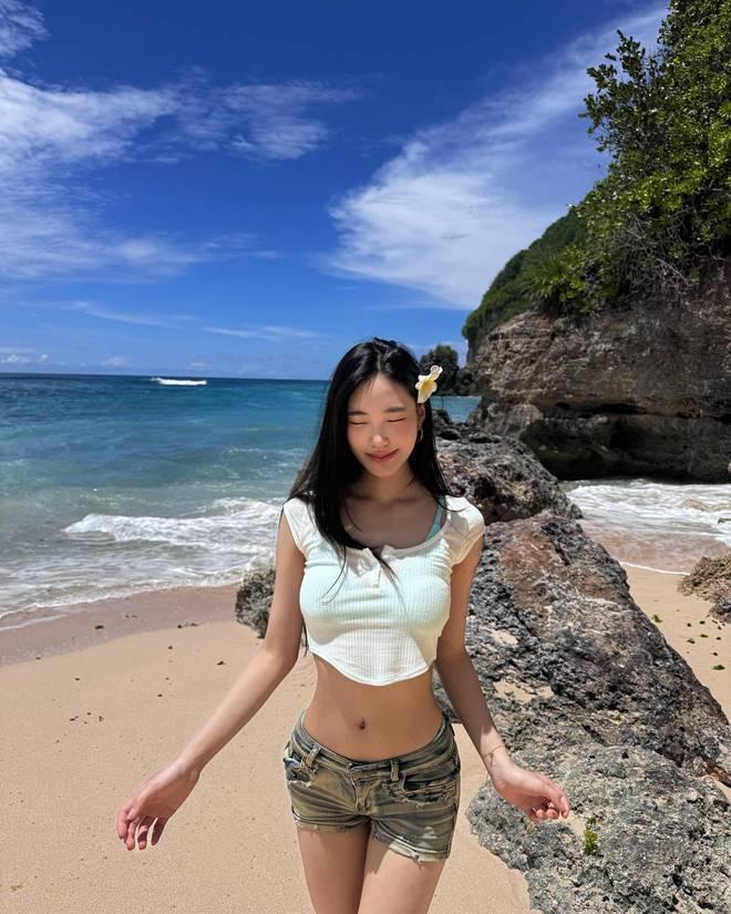 小S两个大女儿秀身材，姐妹相差2岁，遗传妈妈的美貌