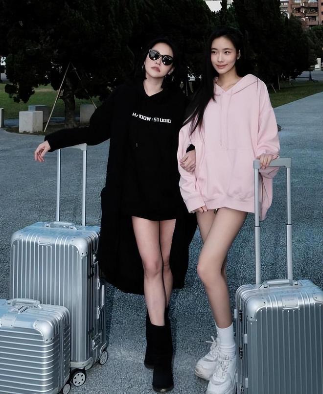 小S两个大女儿秀身材，姐妹相差2岁，遗传妈妈的美貌