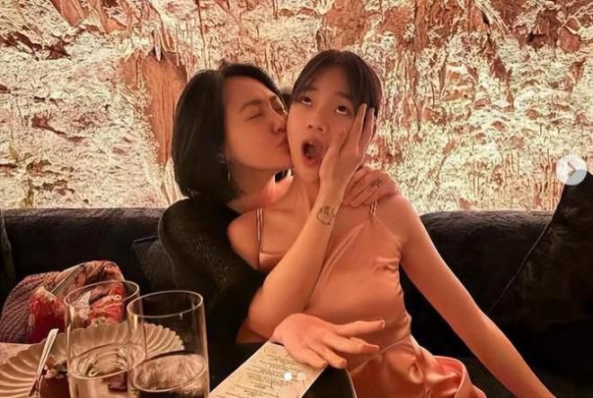 小S两个大女儿秀身材，姐妹相差2岁，遗传妈妈的美貌